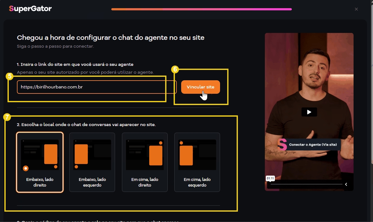Imagem de um tutorial explicando como configurar um chat de atendimento ao cliente no site, com uma pessoa demonstrando o procedimento.
